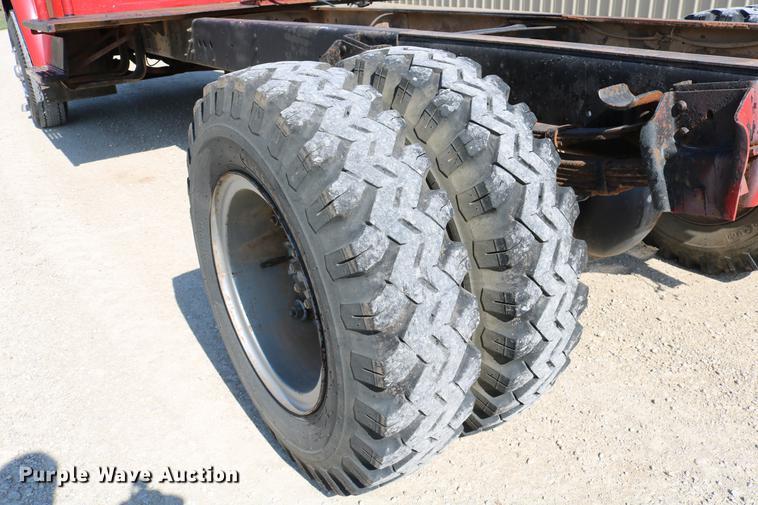 image for item DD4239 1982 International S1954 truck cab and chassis