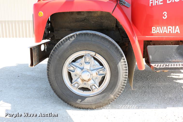 image for item DD4239 1982 International S1954 truck cab and chassis