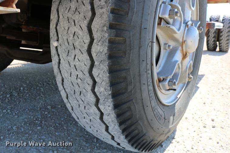 image for item DD4239 1982 International S1954 truck cab and chassis