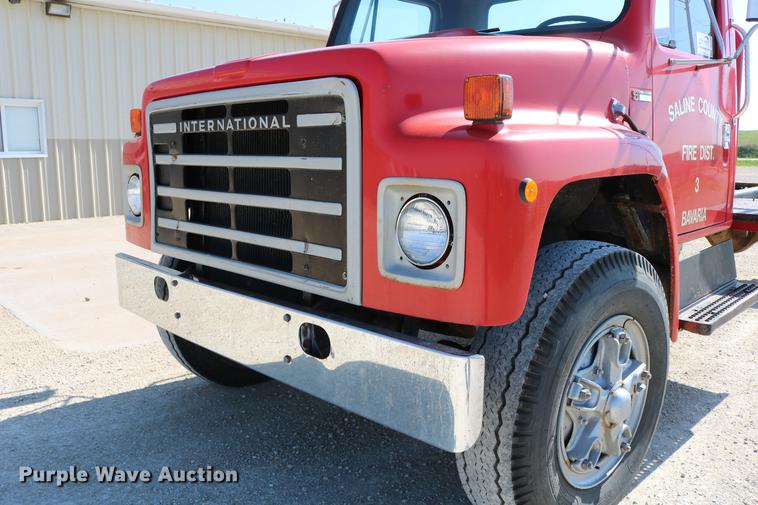 image for item DD4239 1982 International S1954 truck cab and chassis