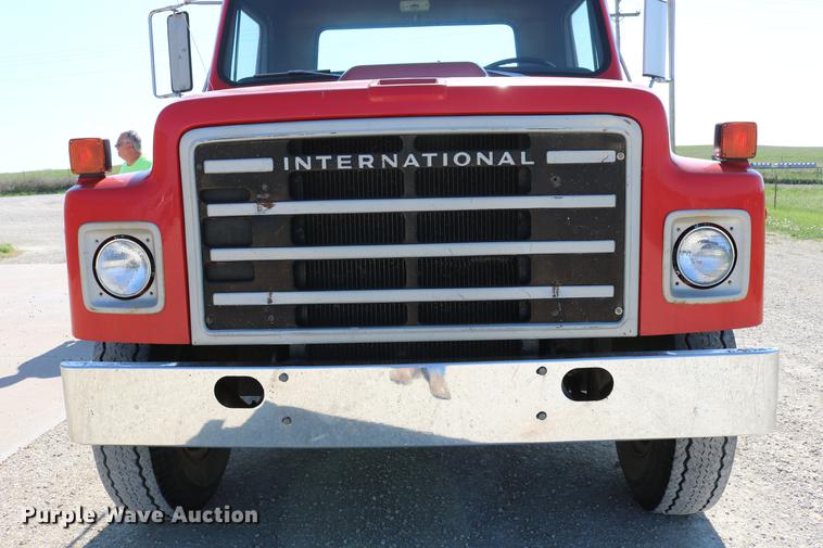 image for item DD4239 1982 International S1954 truck cab and chassis