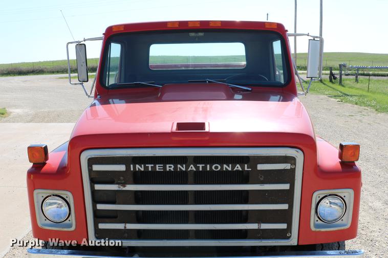 image for item DD4239 1982 International S1954 truck cab and chassis