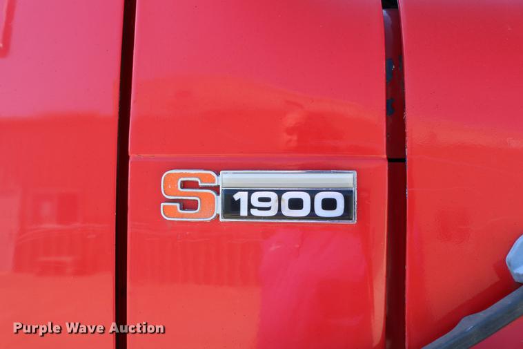 image for item DD4239 1982 International S1954 truck cab and chassis