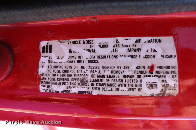 image for item DD4239 1982 International S1954 truck cab and chassis