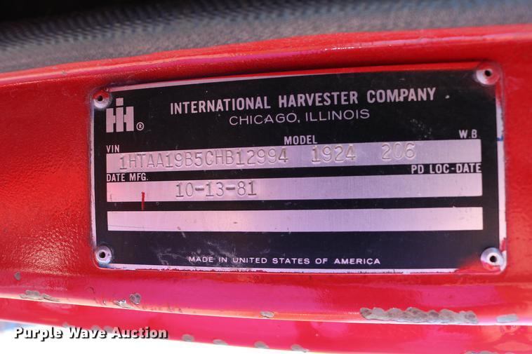 image for item DD4239 1982 International S1954 truck cab and chassis