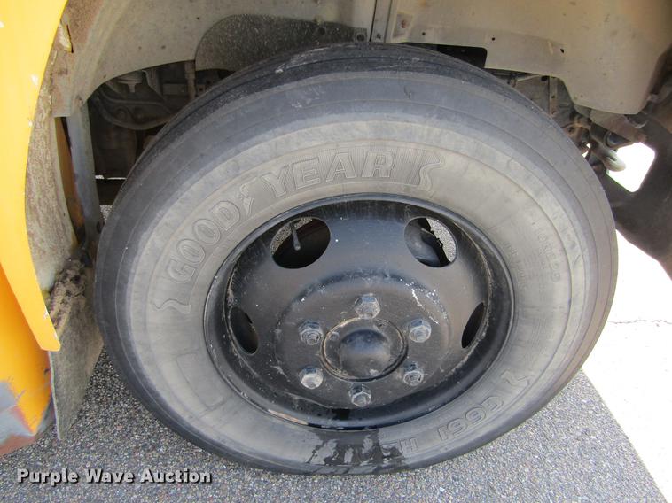 image for item DD5668 1994 Ford B700 Blue Bird school bus