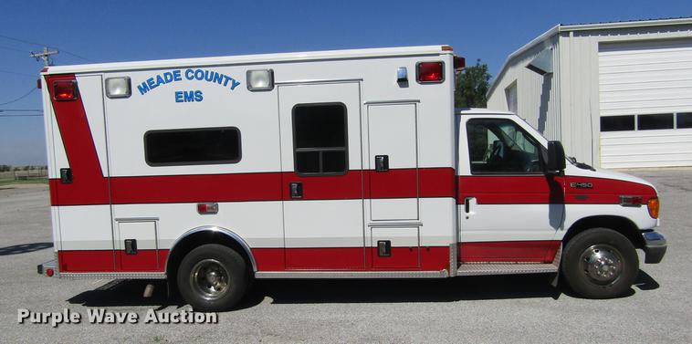 image for item DD5683 2003 Ford Econoline E450 Super Duty ambulance