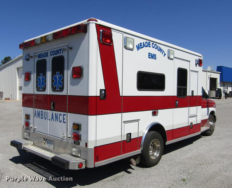 image for item DD5683 2003 Ford Econoline E450 Super Duty ambulance