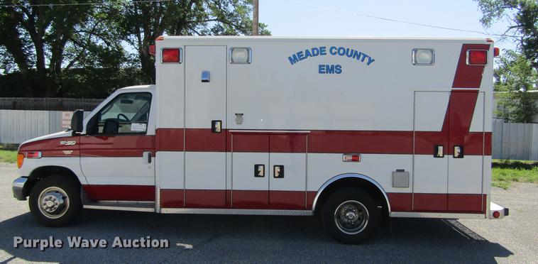 image for item DD5683 2003 Ford Econoline E450 Super Duty ambulance