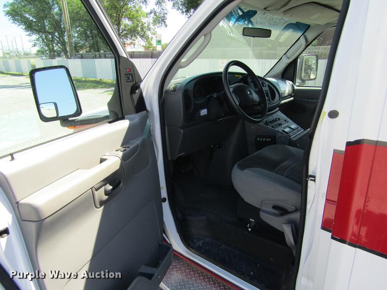 image for item DD5683 2003 Ford Econoline E450 Super Duty ambulance