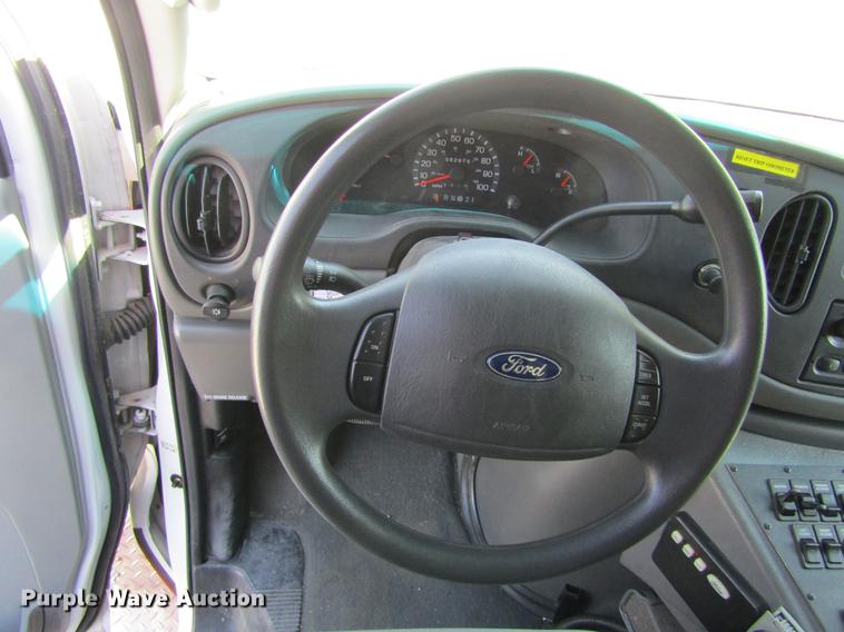 image for item DD5683 2003 Ford Econoline E450 Super Duty ambulance