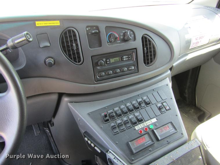 image for item DD5683 2003 Ford Econoline E450 Super Duty ambulance