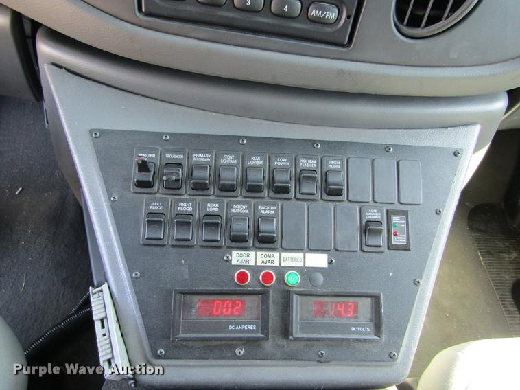 image for item DD5683 2003 Ford Econoline E450 Super Duty ambulance