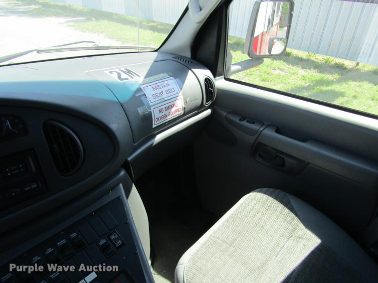 image for item DD5683 2003 Ford Econoline E450 Super Duty ambulance