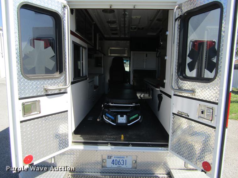image for item DD5683 2003 Ford Econoline E450 Super Duty ambulance
