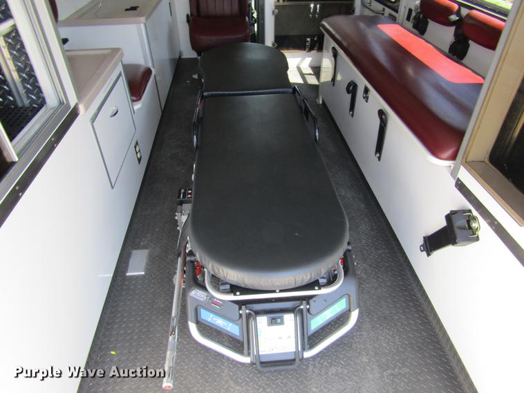 image for item DD5683 2003 Ford Econoline E450 Super Duty ambulance