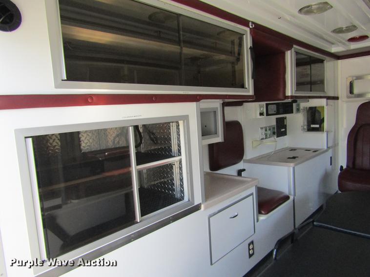 image for item DD5683 2003 Ford Econoline E450 Super Duty ambulance