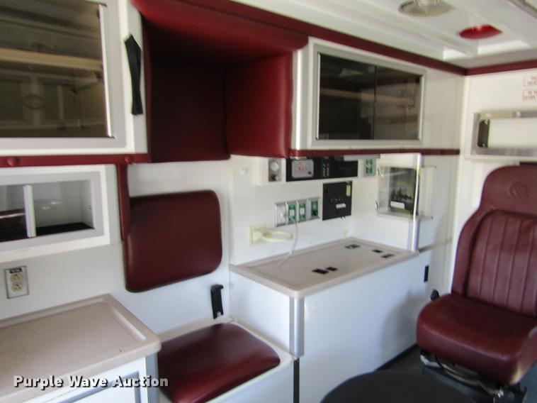 image for item DD5683 2003 Ford Econoline E450 Super Duty ambulance