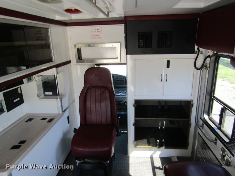 image for item DD5683 2003 Ford Econoline E450 Super Duty ambulance