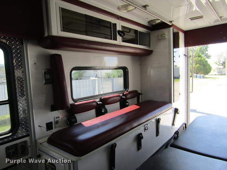image for item DD5683 2003 Ford Econoline E450 Super Duty ambulance