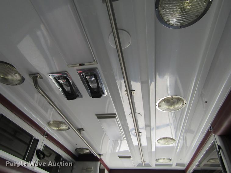 image for item DD5683 2003 Ford Econoline E450 Super Duty ambulance