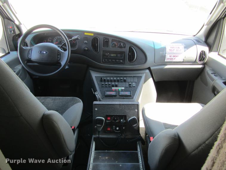 image for item DD5683 2003 Ford Econoline E450 Super Duty ambulance