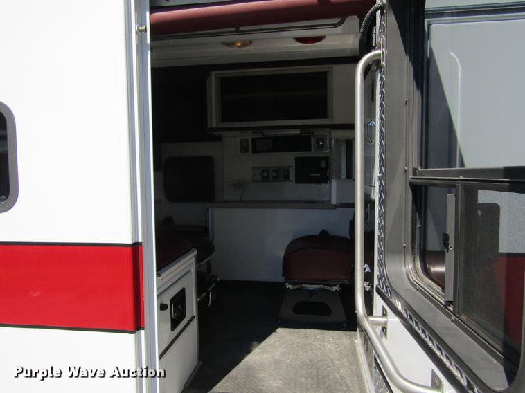 image for item DD5683 2003 Ford Econoline E450 Super Duty ambulance