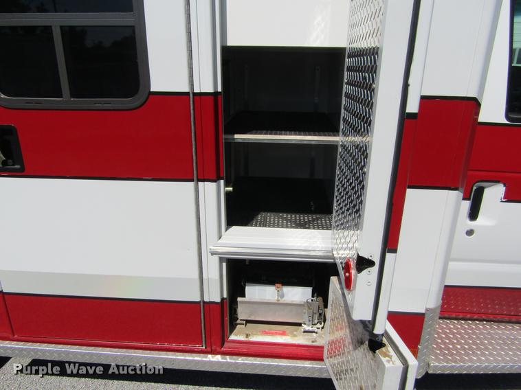 image for item DD5683 2003 Ford Econoline E450 Super Duty ambulance