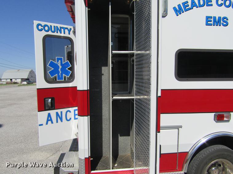 image for item DD5683 2003 Ford Econoline E450 Super Duty ambulance