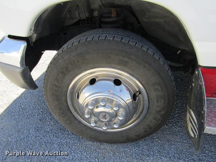 image for item DD5683 2003 Ford Econoline E450 Super Duty ambulance