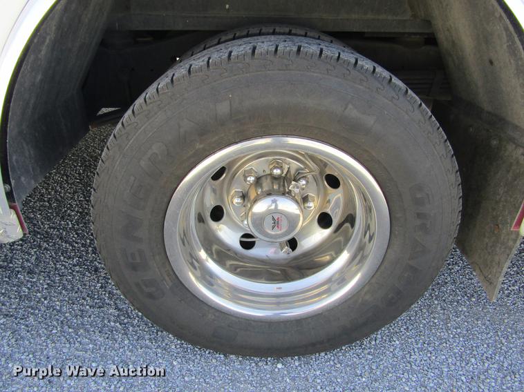 image for item DD5683 2003 Ford Econoline E450 Super Duty ambulance