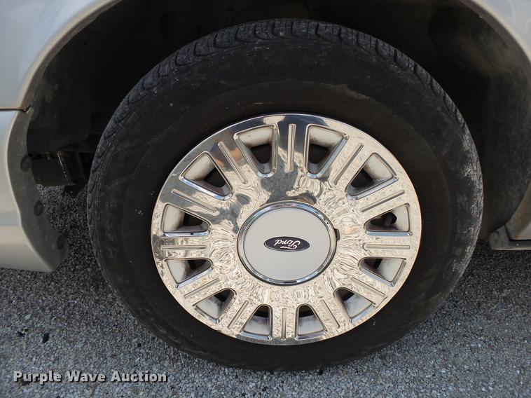 image for item DE3669 2005 Ford Crown Victoria Police Interceptor