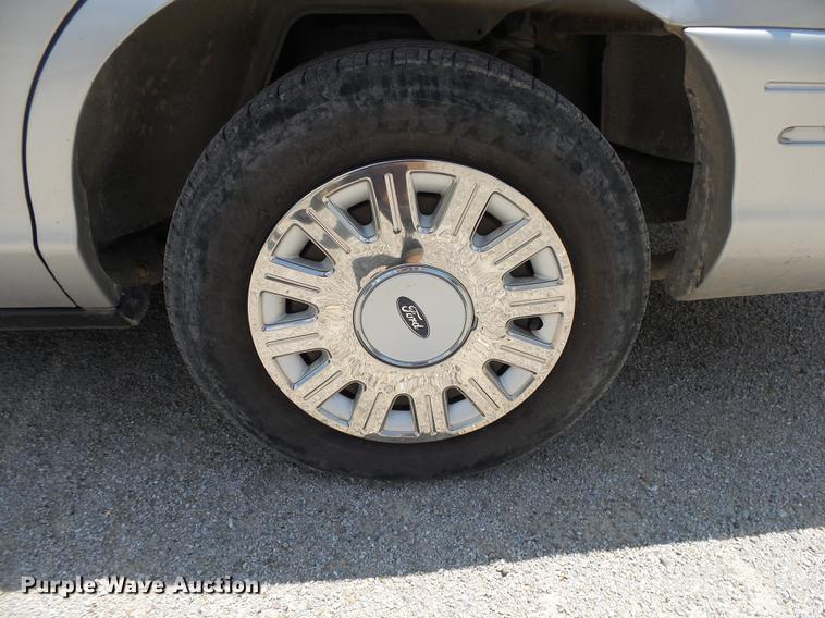 image for item DE3669 2005 Ford Crown Victoria Police Interceptor