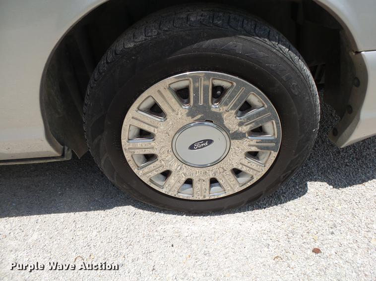 image for item DE3669 2005 Ford Crown Victoria Police Interceptor