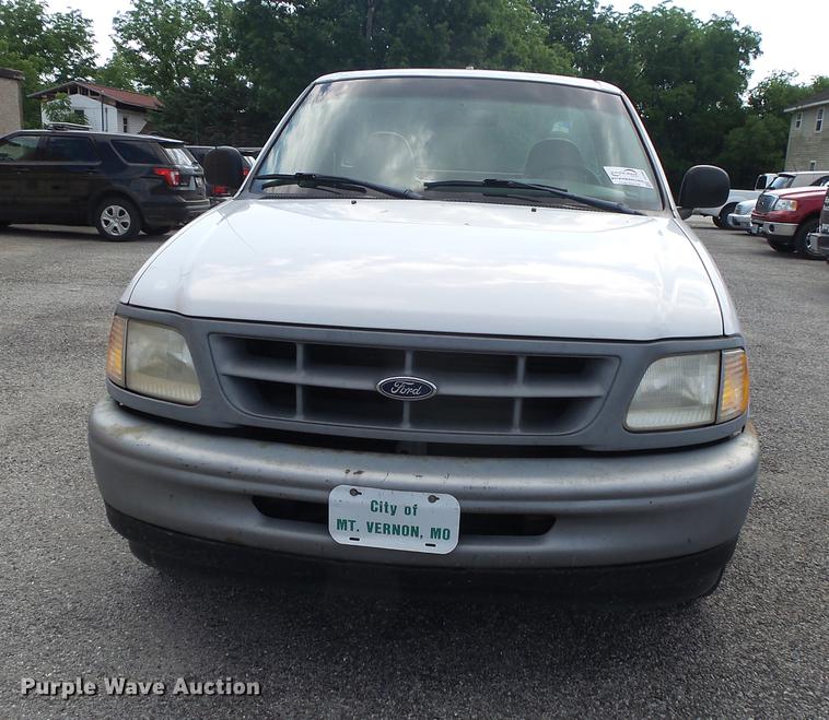 image for item DE3682 1998 Ford F250 pickup truck