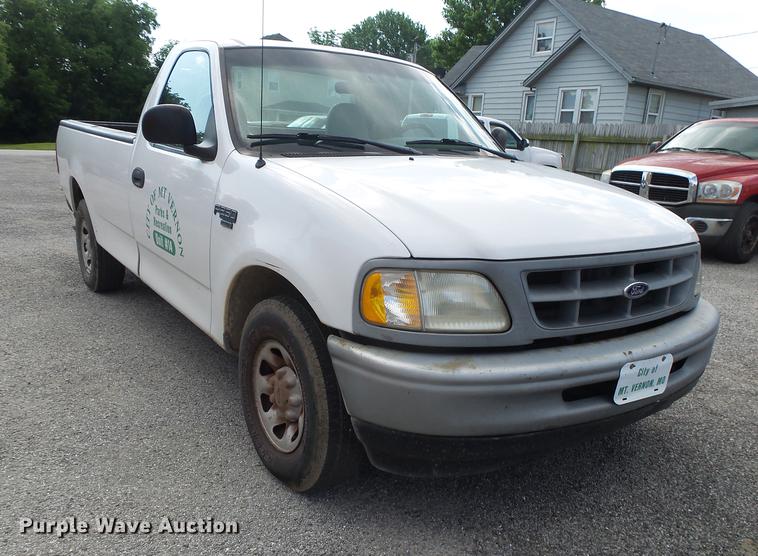 image for item DE3682 1998 Ford F250 pickup truck