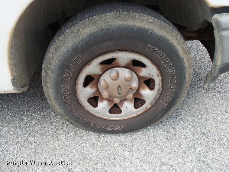 image for item DE3682 1998 Ford F250 pickup truck