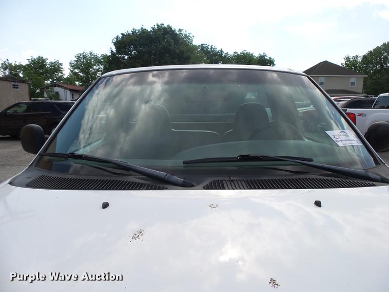 image for item DE3682 1998 Ford F250 pickup truck