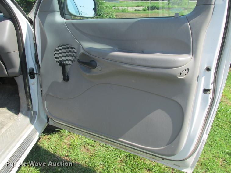 image for item DE3682 1998 Ford F250 pickup truck