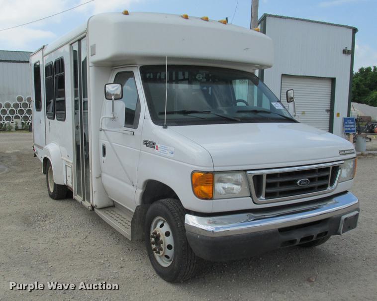 image for item DE3688 2004 Ford E350 Super Duty shuttle bus