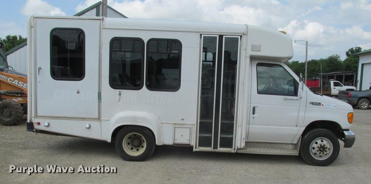 image for item DE3688 2004 Ford E350 Super Duty shuttle bus