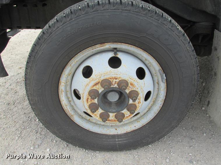 image for item DE3688 2004 Ford E350 Super Duty shuttle bus