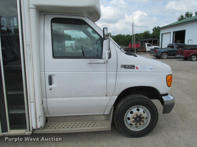 image for item DE3688 2004 Ford E350 Super Duty shuttle bus