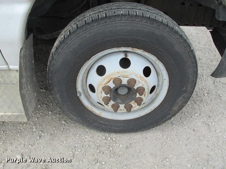 image for item DE3688 2004 Ford E350 Super Duty shuttle bus