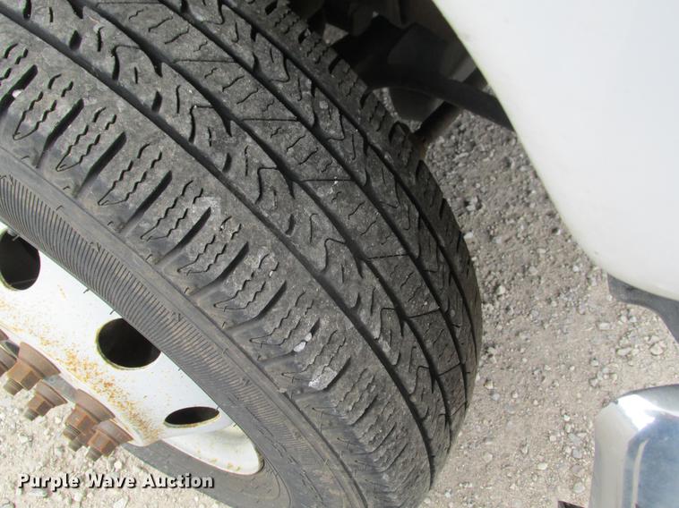 image for item DE3688 2004 Ford E350 Super Duty shuttle bus