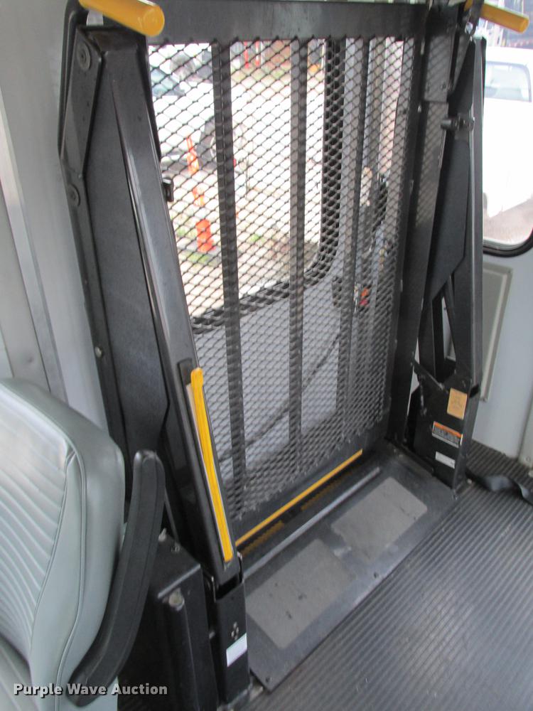 image for item DE3688 2004 Ford E350 Super Duty shuttle bus