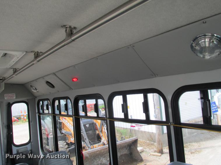 image for item DE3688 2004 Ford E350 Super Duty shuttle bus