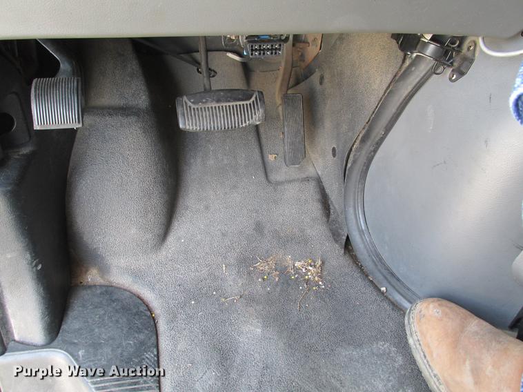 image for item DE3688 2004 Ford E350 Super Duty shuttle bus