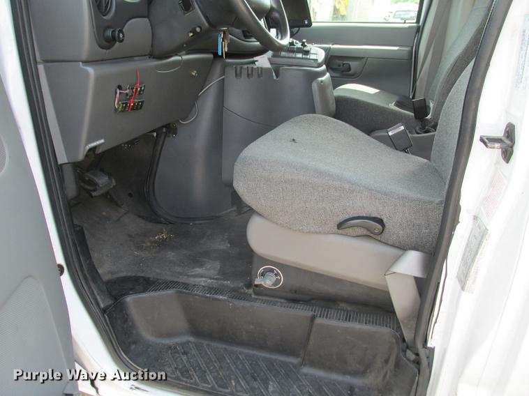 image for item DE3688 2004 Ford E350 Super Duty shuttle bus