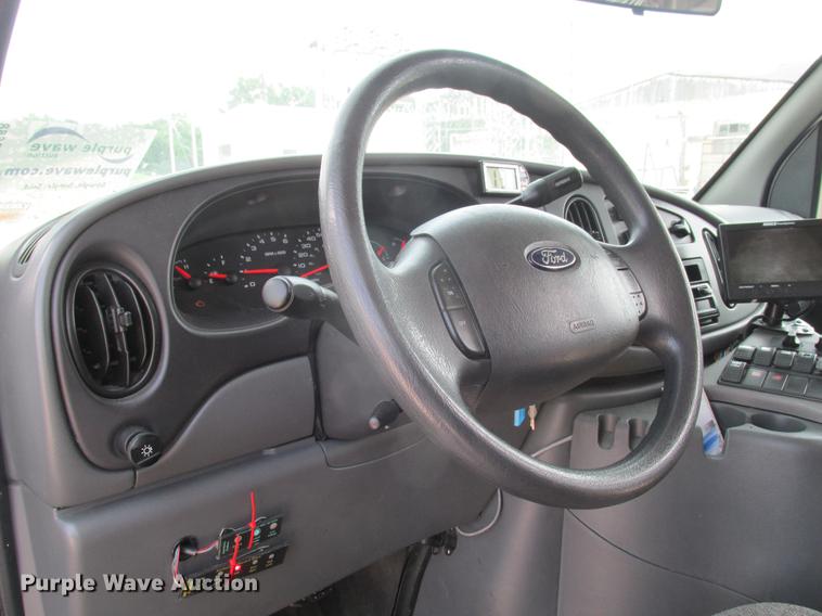 image for item DE3688 2004 Ford E350 Super Duty shuttle bus